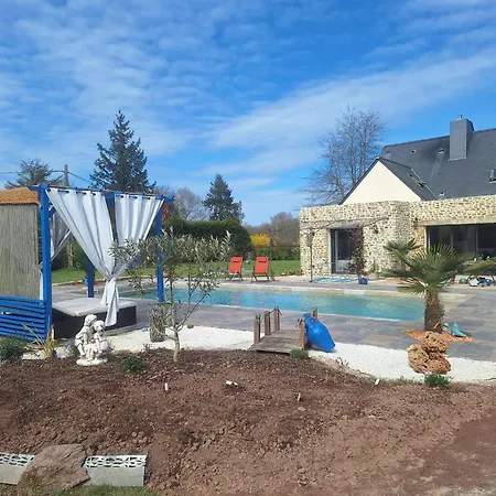 Piscine Jacuzzi Et Petanque *