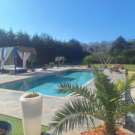 Piscine Jacuzzi Et Petanque Laille